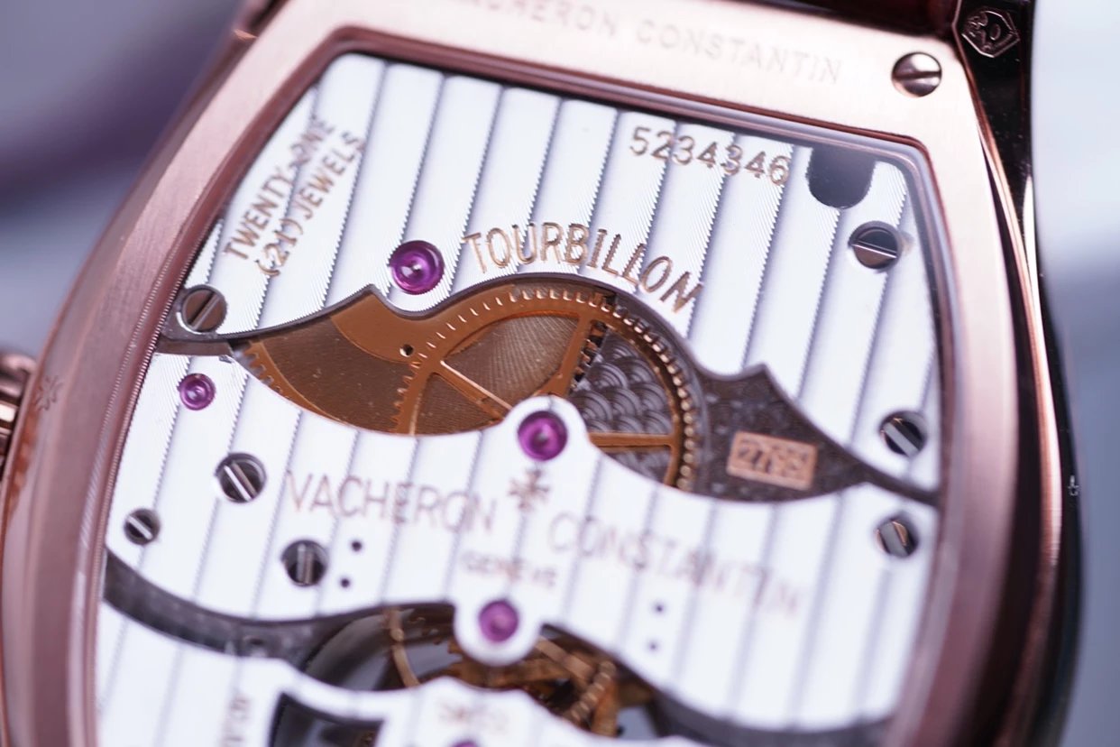 VacheronConstantin（江诗）酒桶形腕表诞生一百周年而推出新款Malte马耳他系列腕表，依旧保留了复杂功能腕表最具标志性的元素：陀飞轮通过透明水晶玻璃表背看见各部件精致的装饰工艺，