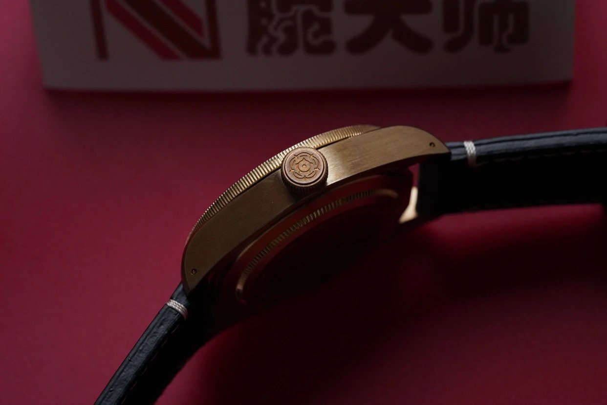 ZF出品最有情怀的复K表碧湾青铜型—M79250BA-0001腕表。【表壳】腕表尺寸43毫米。作为复K青铜材质的先驱者，这是ZF复K的第五只青铜腕表