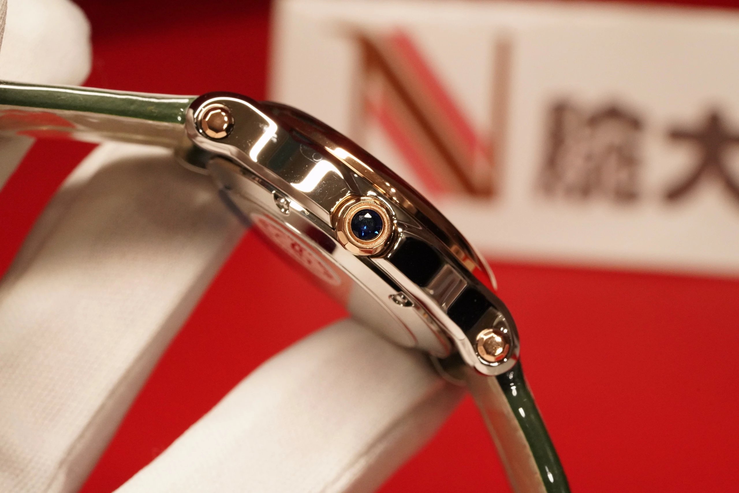 肖邦女士祖母绿皮带快乐钻石英手表，（HAPPYDIAMONDS）是肖邦旗下最具代表性的腕表
