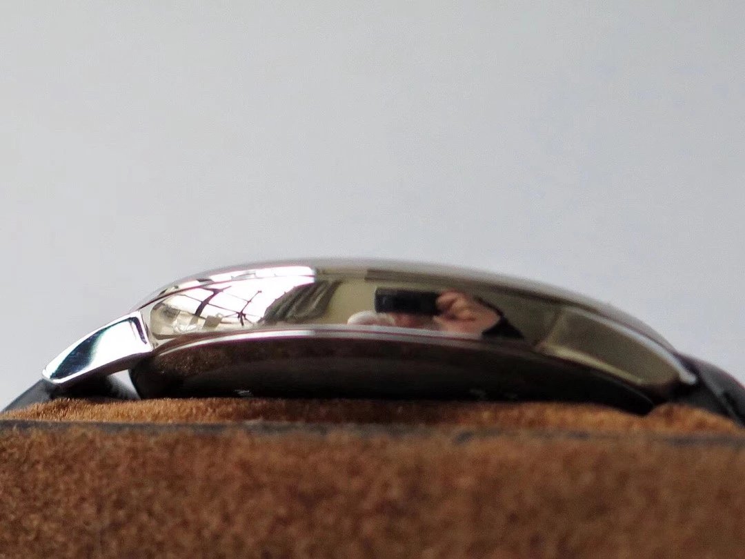 KZ超薄力作——江诗传承系列81180超薄腕表，为舒适和优雅完美代言。腕表尺寸