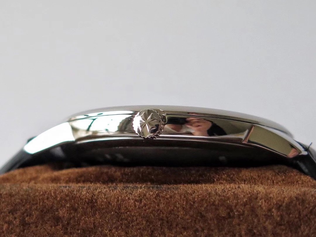 KZ超薄力作——江诗传承系列81180超薄腕表，为舒适和优雅完美代言。腕表尺寸