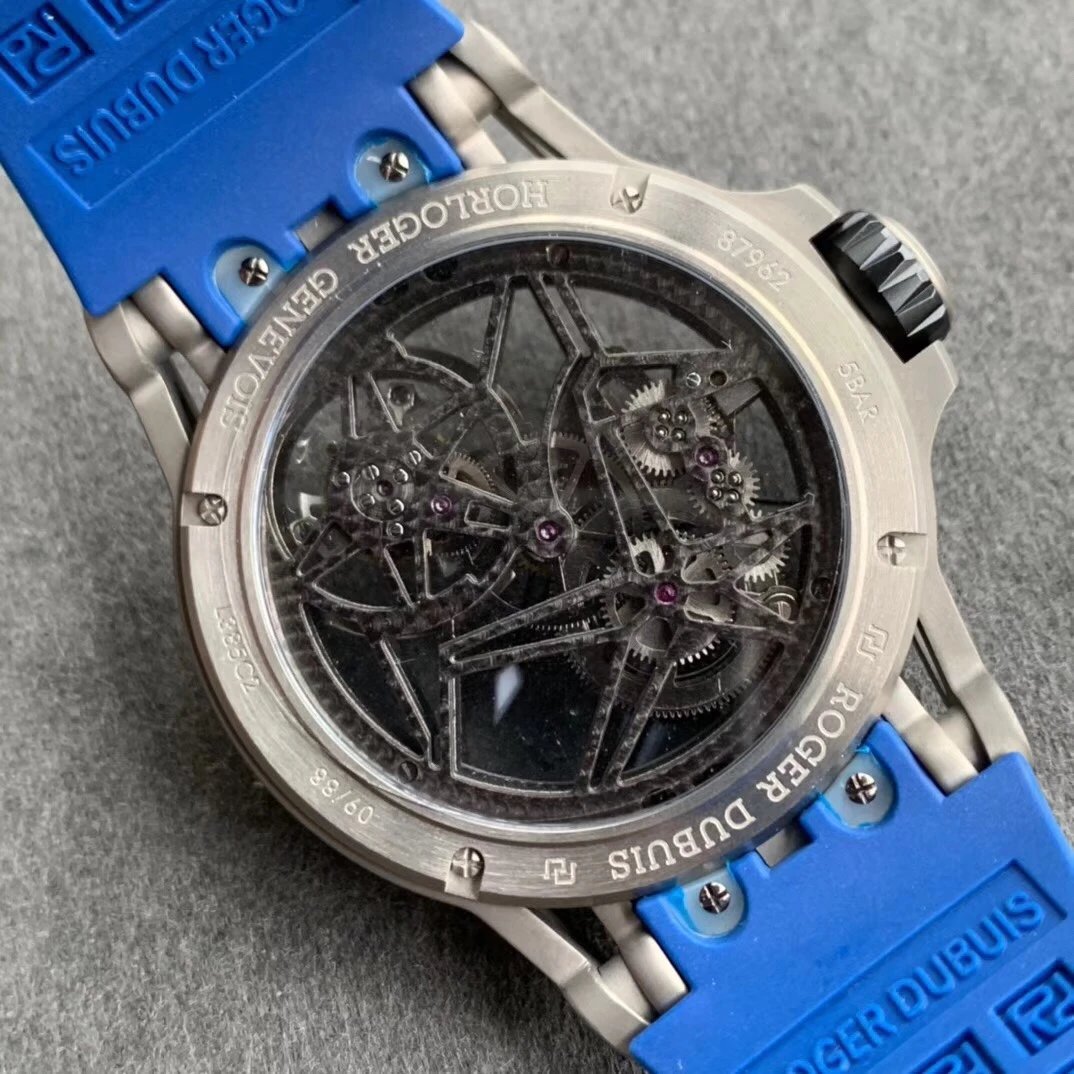 BBR王者归来唯一钛金属表壳.型号：RDDBEX0479腕表，这款腕表极具罗杰，杜彼品牌代表性的设计，星型的框架设计